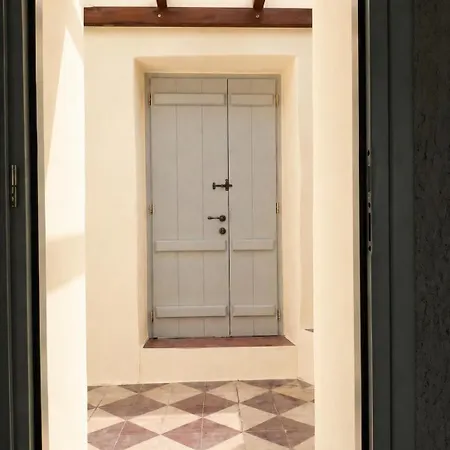 Restored 1800s Traditional Maisonette With Castle View *