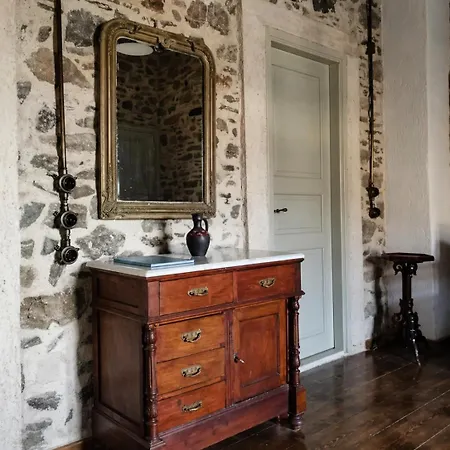 Hébergement de vacances Restored 1800s Traditional Maisonette With Castle View *