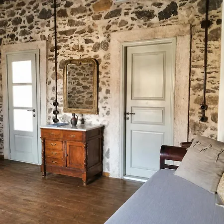 Hébergement de vacances Restored 1800s Traditional Maisonette With Castle View