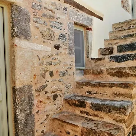 Hébergement de vacances Restored 1800s Traditional Maisonette With Castle View *