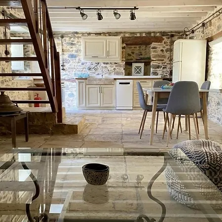 Restored 1800s Traditional Maisonette With Castle View