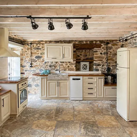 Hébergement de vacances Restored 1800s Traditional Maisonette With Castle View