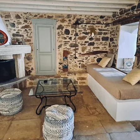Hébergement de vacances Restored 1800s Traditional Maisonette With Castle View *