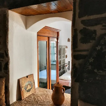 Hébergement de vacances Restored 1800s Traditional Maisonette With Castle View *