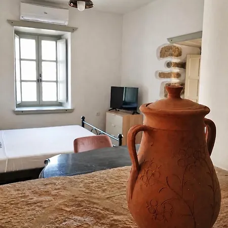 Hébergement de vacances Restored 1800s Traditional Maisonette With Castle View *