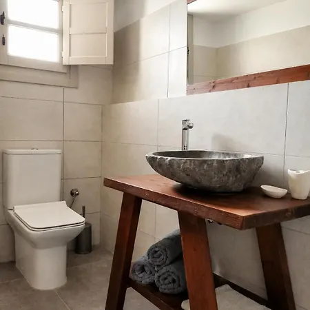 Hébergement de vacances Restored 1800s Traditional Maisonette With Castle View *
